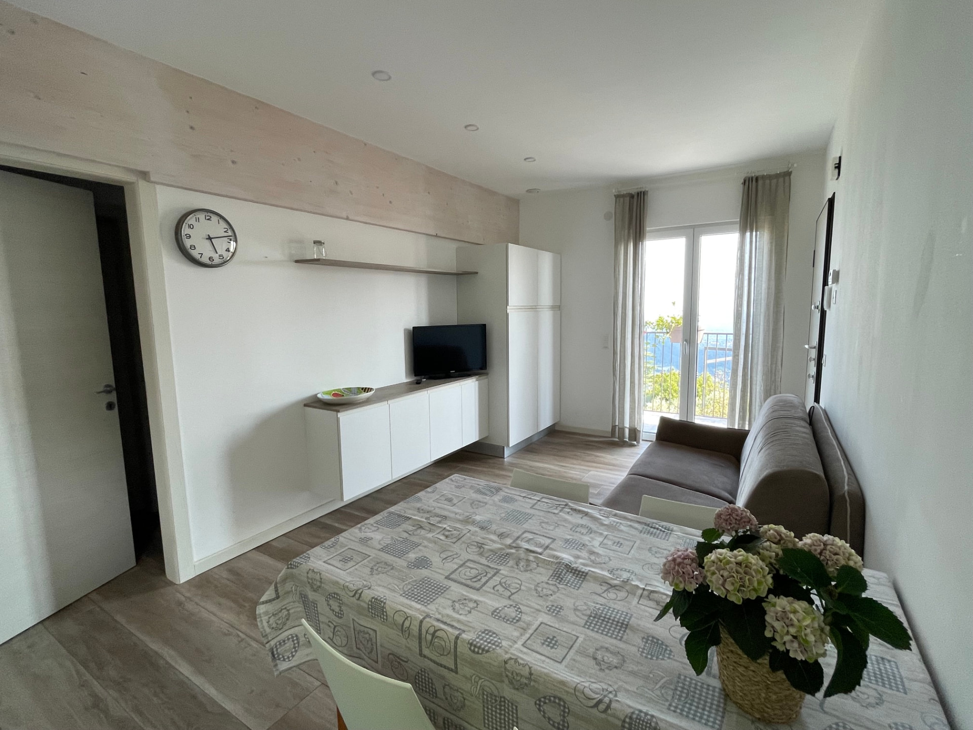 Zona living de Il Ciliegio con TV e porta finestra