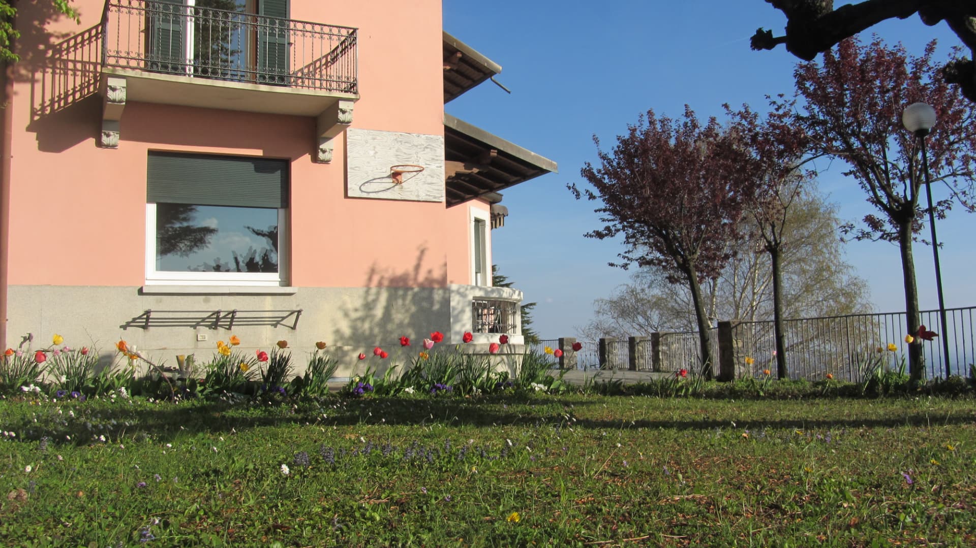 La villa e il giardino fiorito in primavera