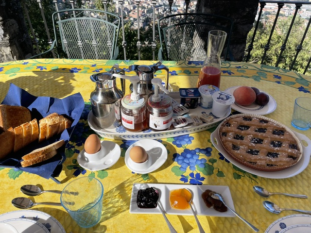 Colazione servita sulla terrazza panoramica
