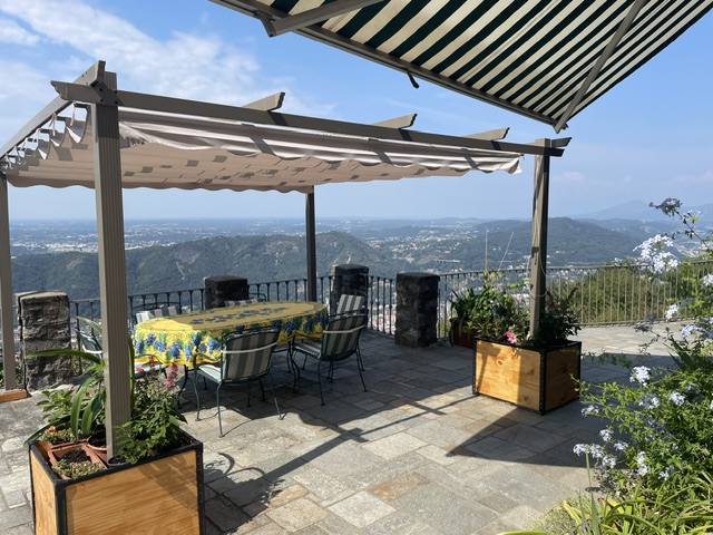Terrazza panoramica con gazebo e vista sulle montagne