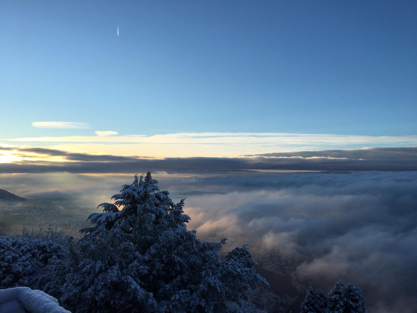 Nevicata e mare di nebbia sopra Como