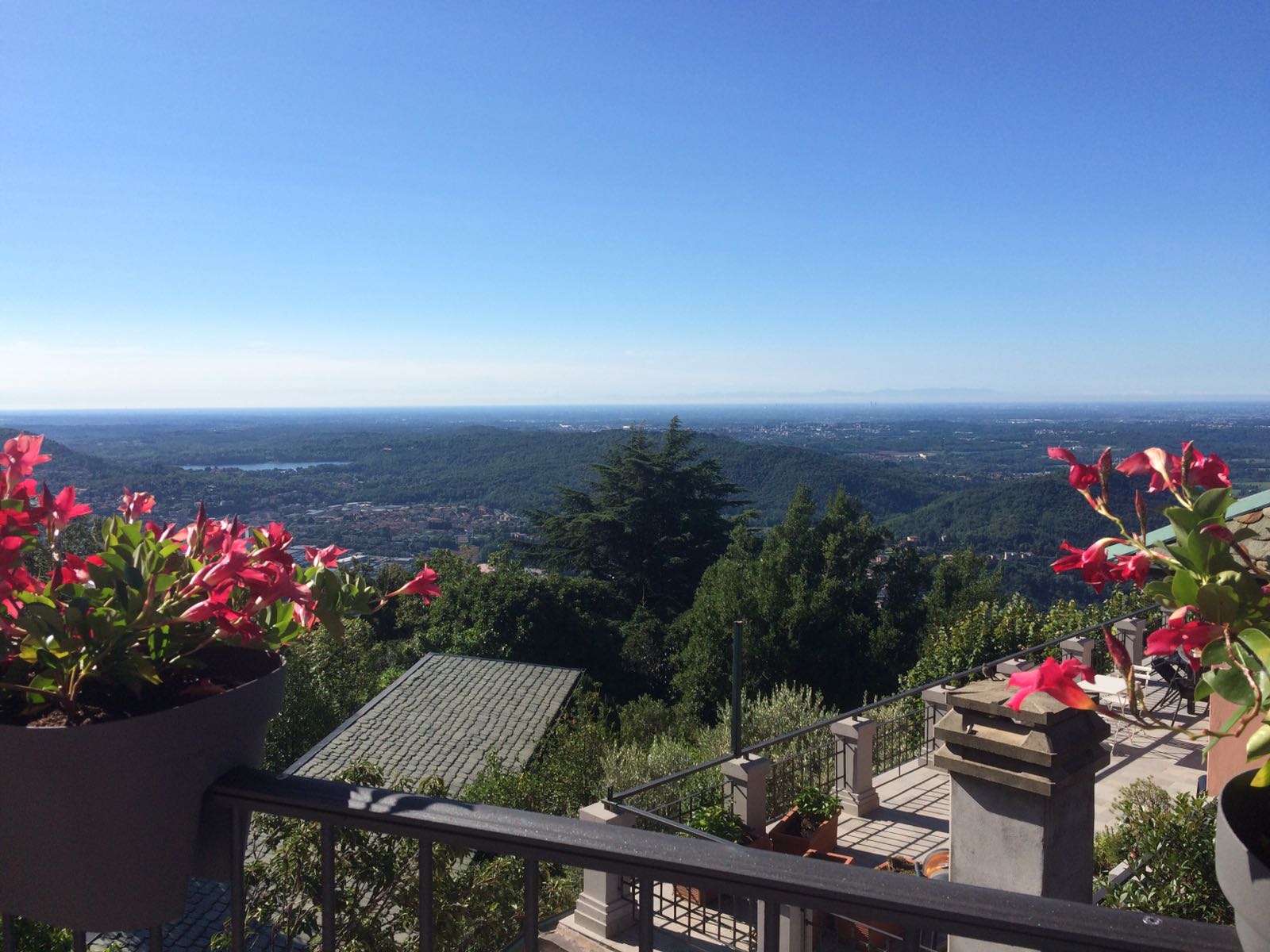 Terrazza fiorita con vista panoramica su Como e la pianura