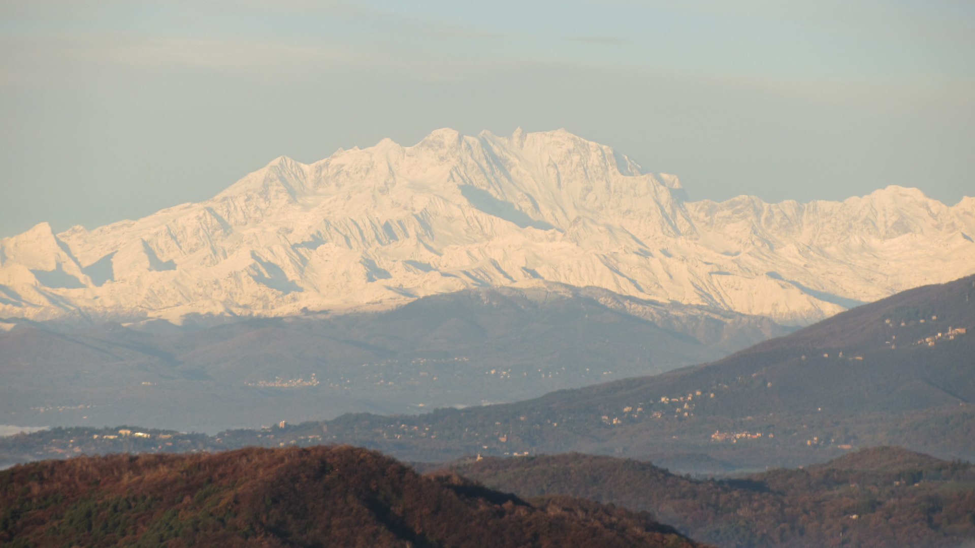 Il Monte Rosa innevato visto da Brunate