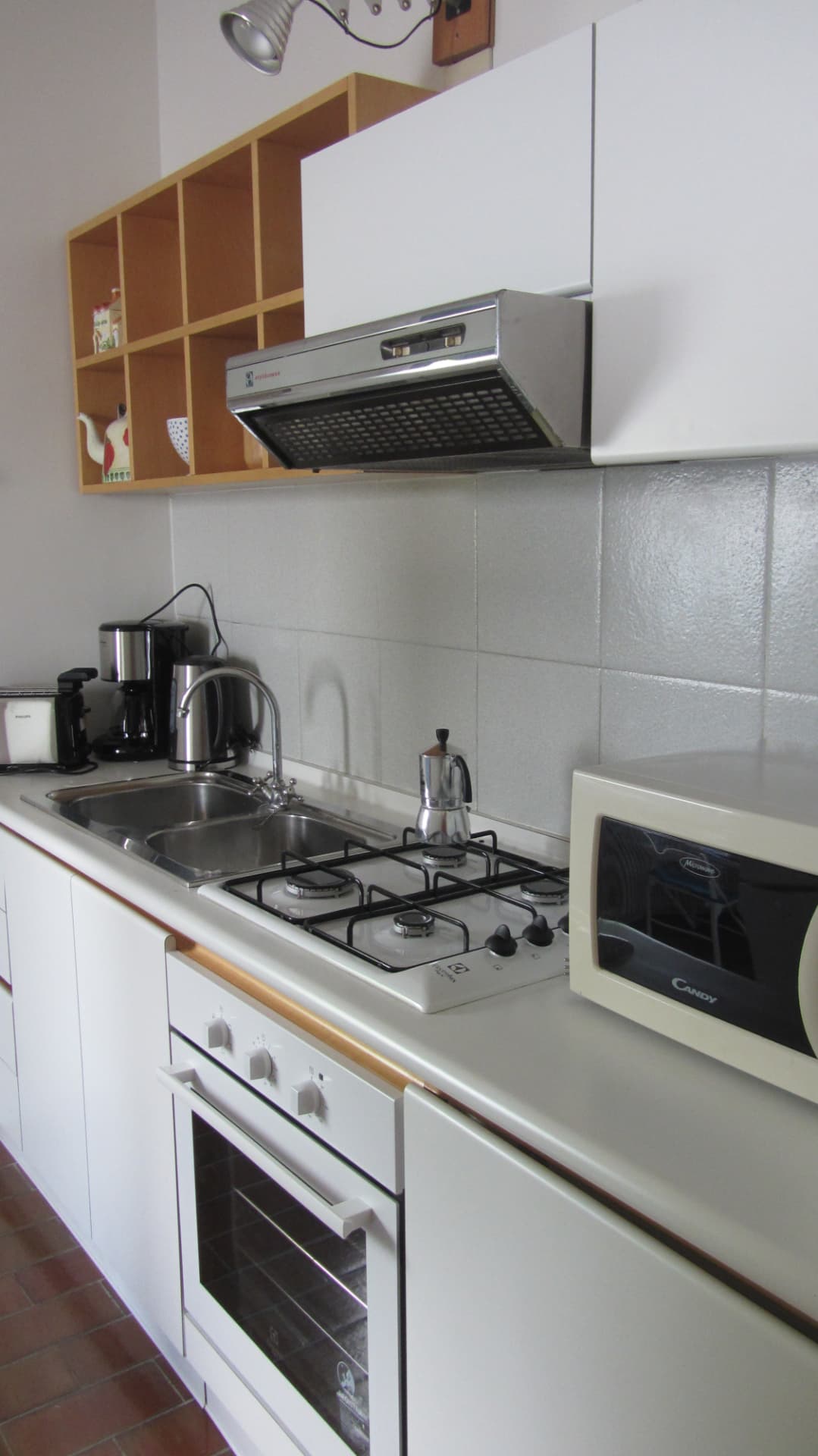 Cucina attrezzata con forno e microonde