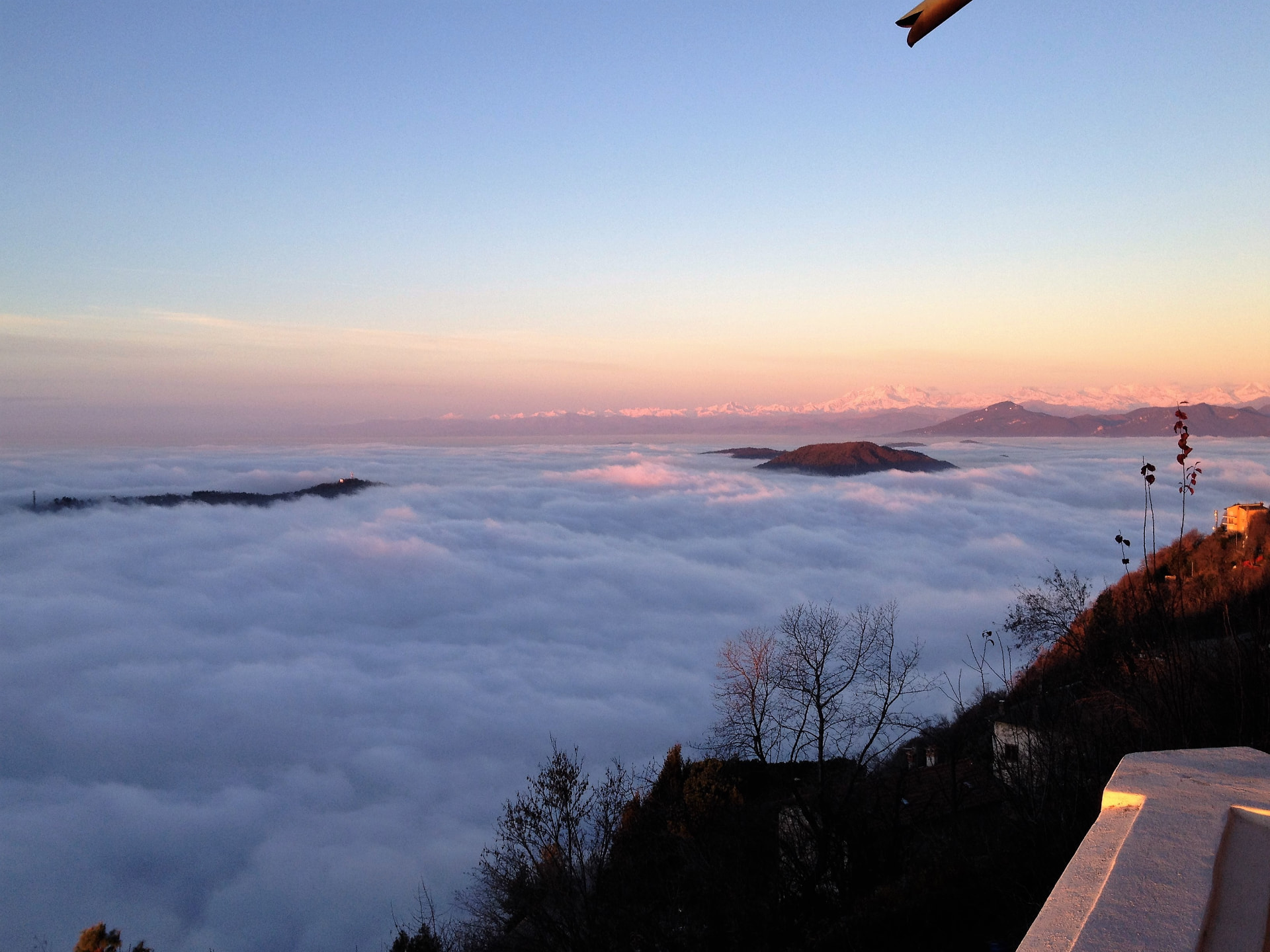 Mare di nubi al tramonto con le Alpi innevate sullo sfondo