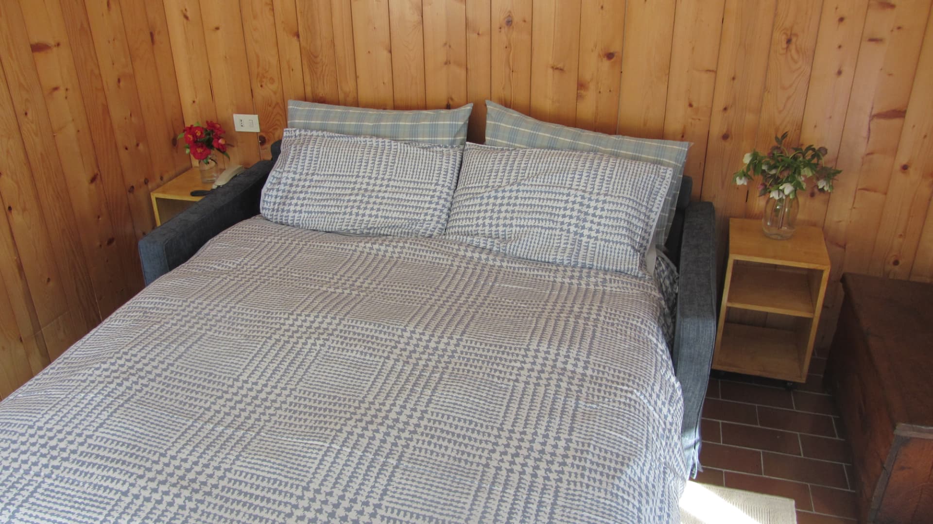 Letto matrimoniale con pareti in legno