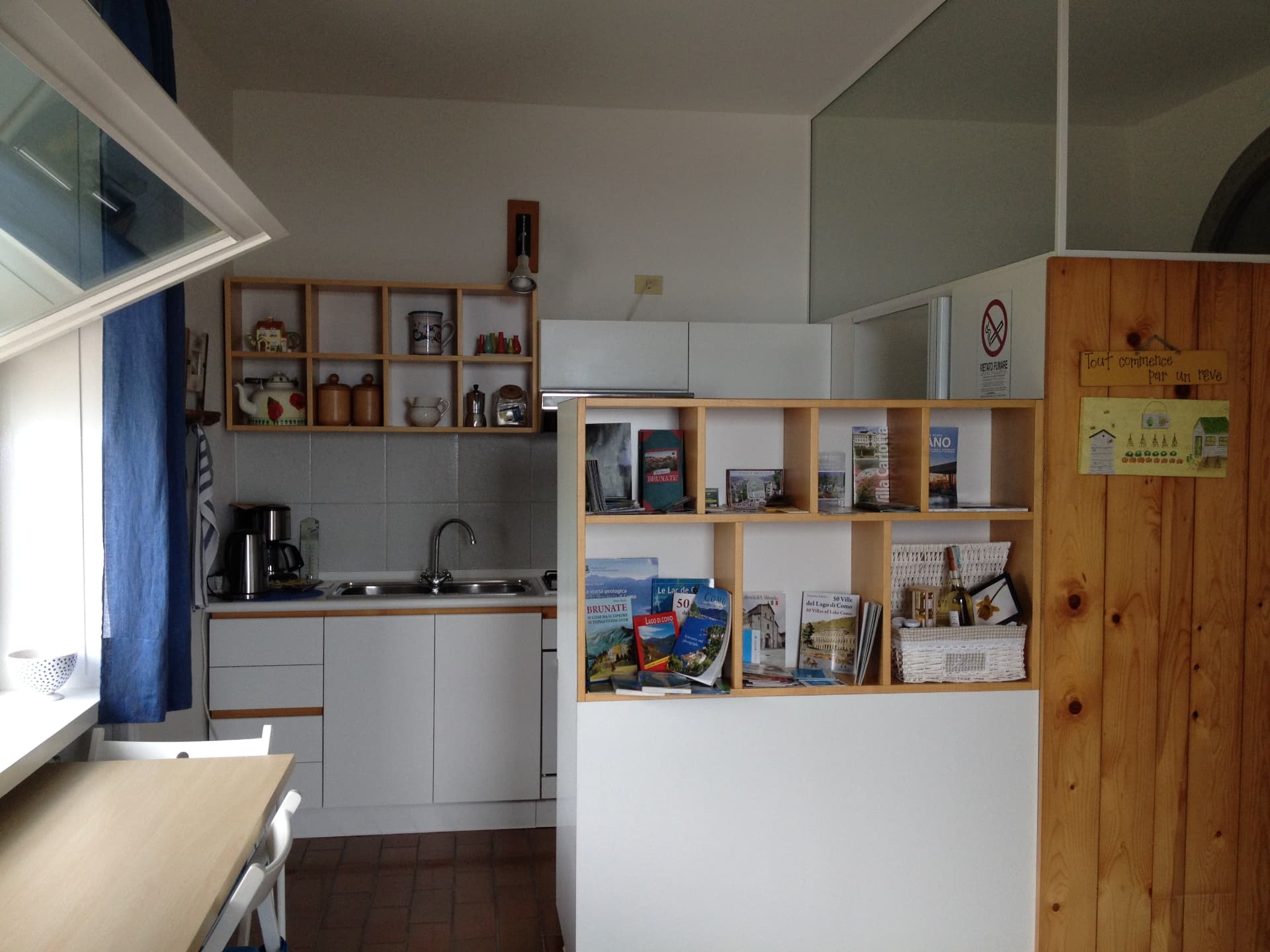 Zona colazione con guide e libri su Brunate