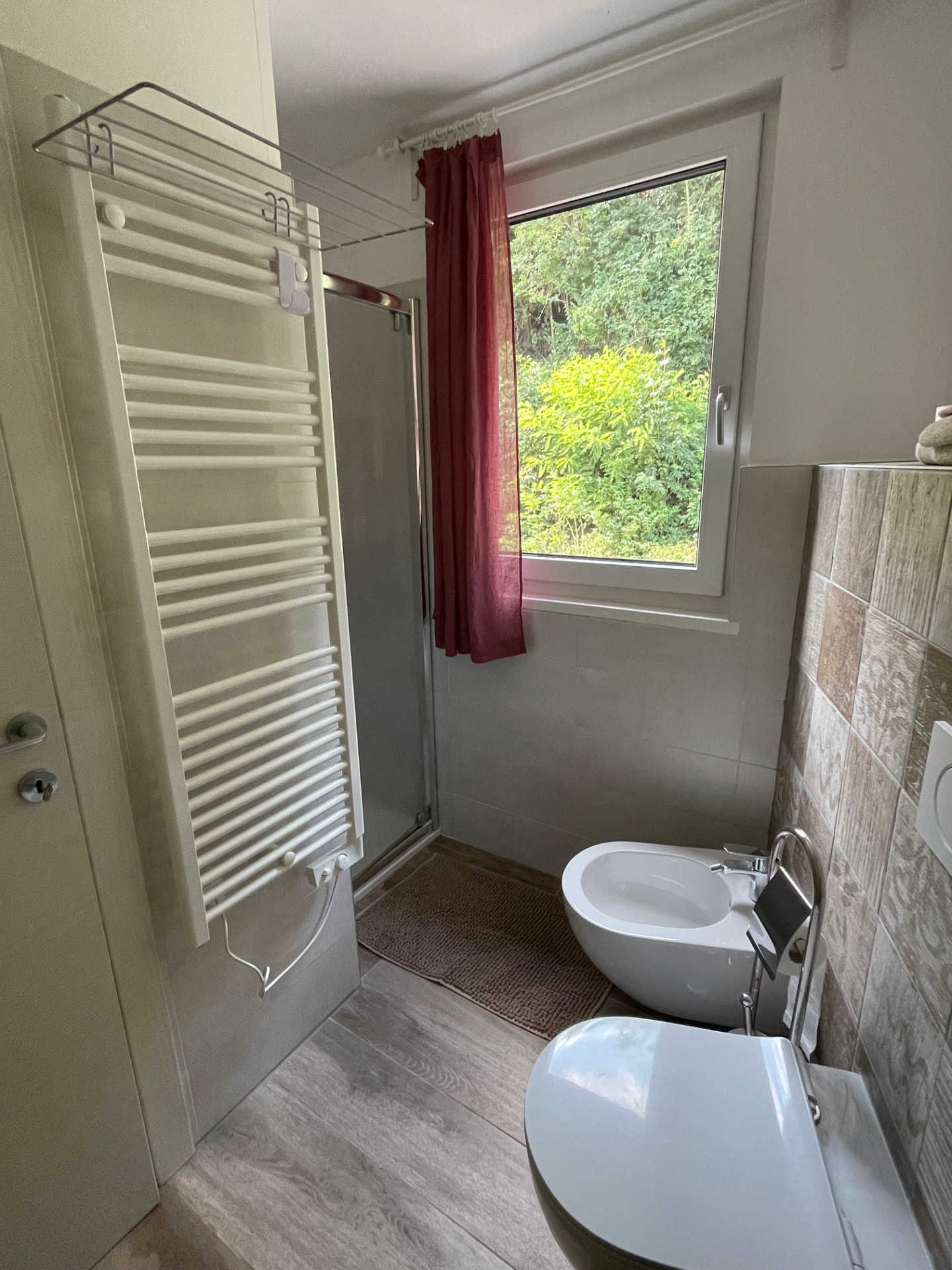 Bagno con finestra sul verde e termoarredo