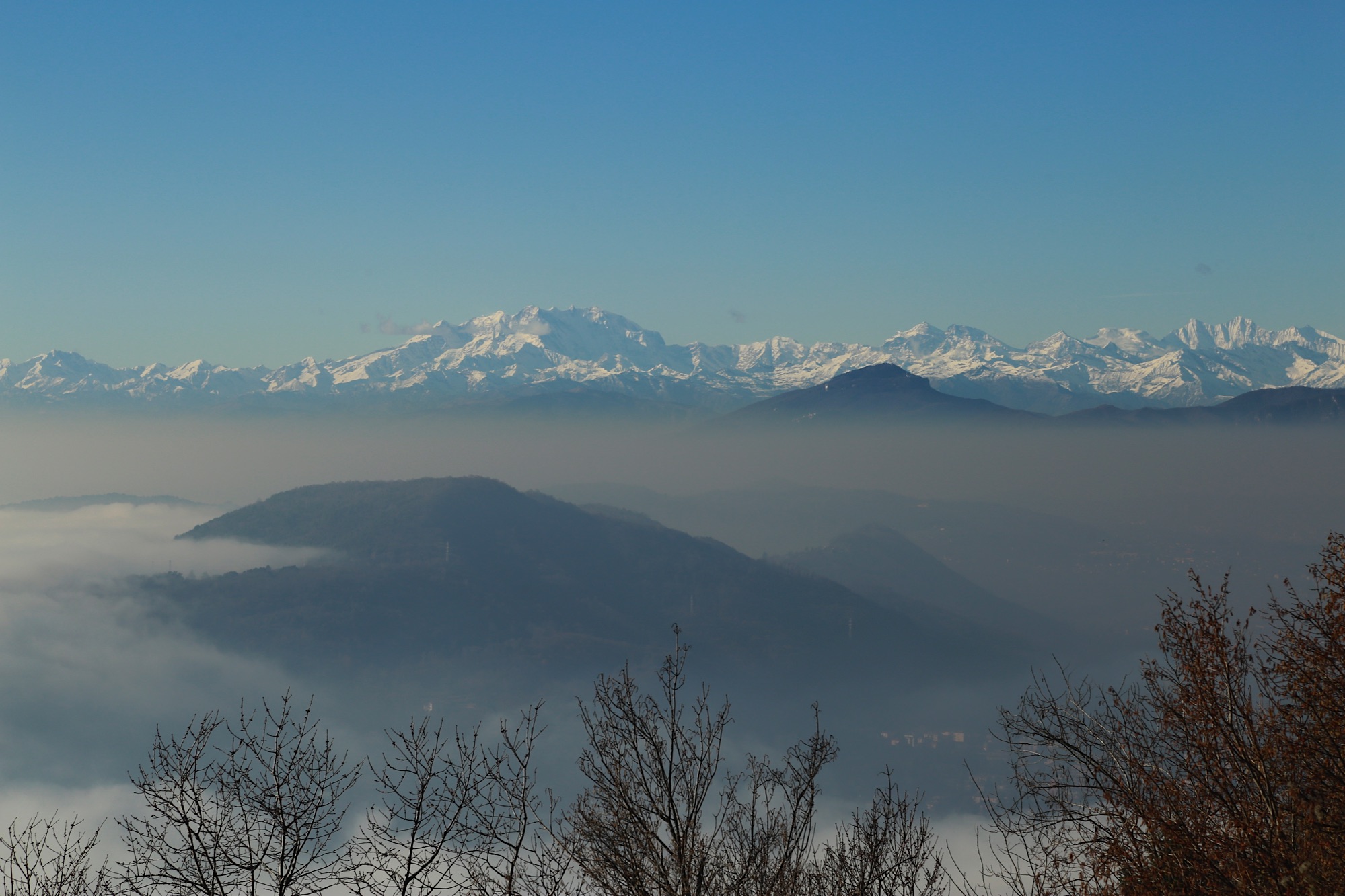 Panorama sulle Alpi e sulla nebbia della pianura
